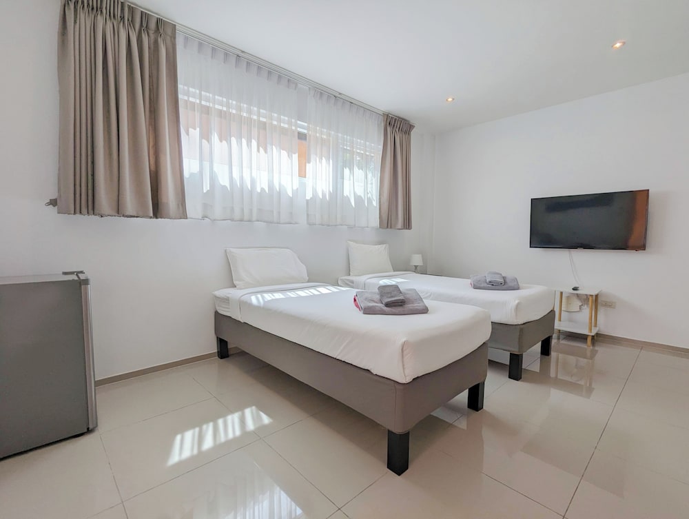 Poolside Apartments and Rooms