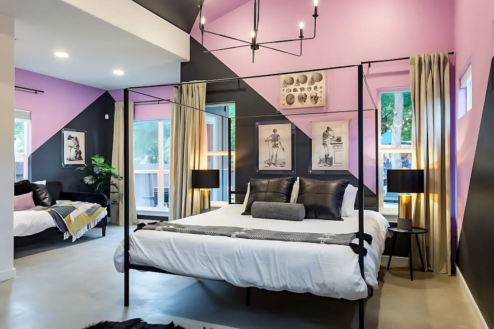 Downtown Austin Oasis w Pool & Hot Tubsleeps 16