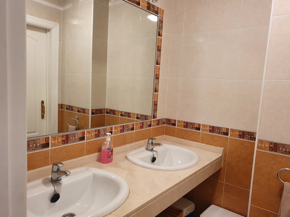 3 Bed Penthouse - Sleeps 8 - Pool - Sea View