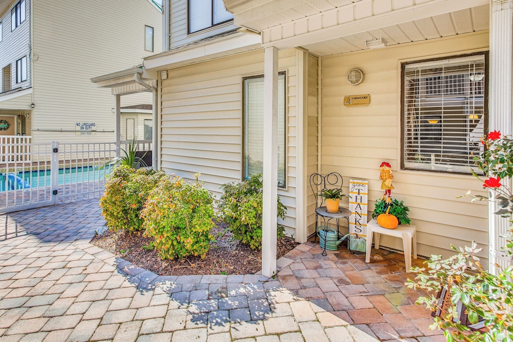 Walk to Ocean: Myrtle Beach Townhome w/ Patio