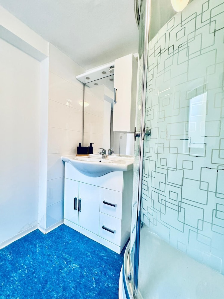 Comfortable 2BR Apt for 7 Guests