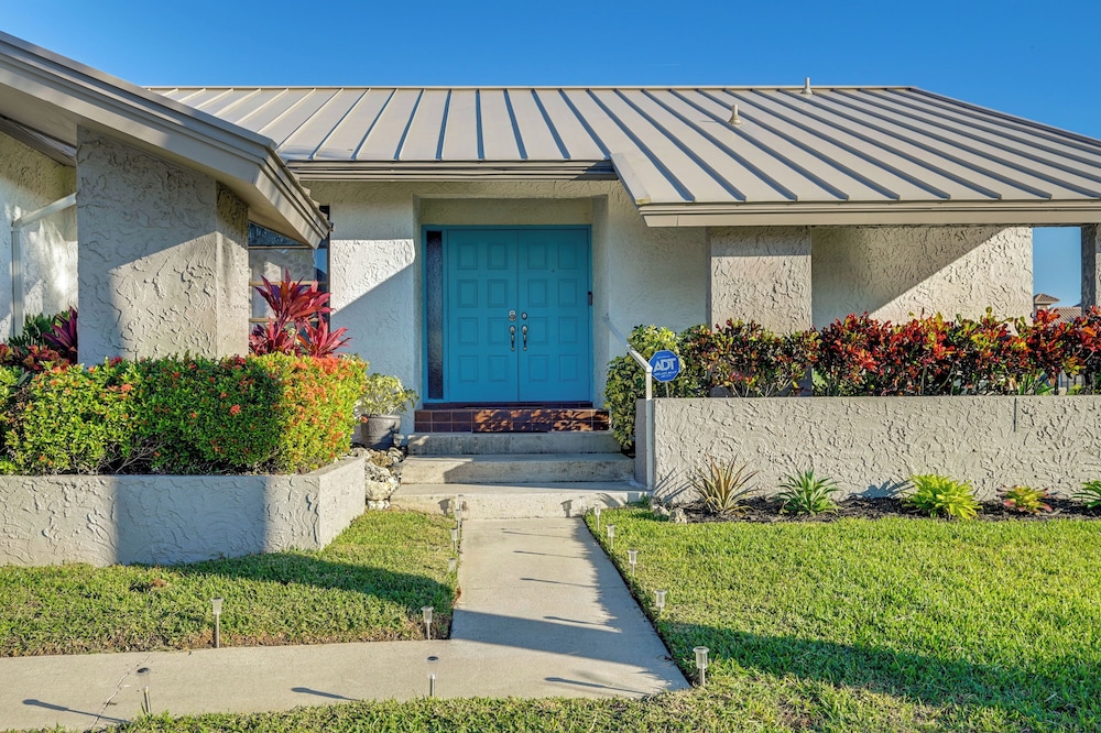 Walk to the Beach! Canal-front Marco Island Home