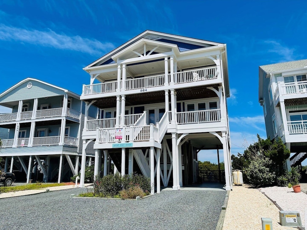 Best Day Ever 4 Bedroom Home by RedAwning