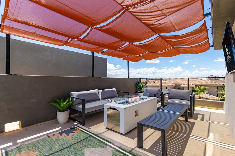 Papago Lux Townhouse 4level Oasis w Rooftop Lounge
