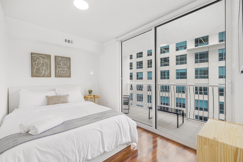 Sky High 31st Floor Condo W Parking