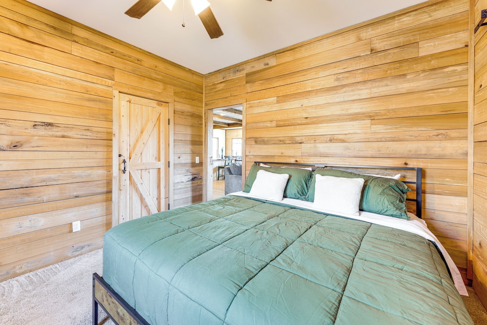 Peaceful Cabin w/ Mtn Views & Grill in Altoona!