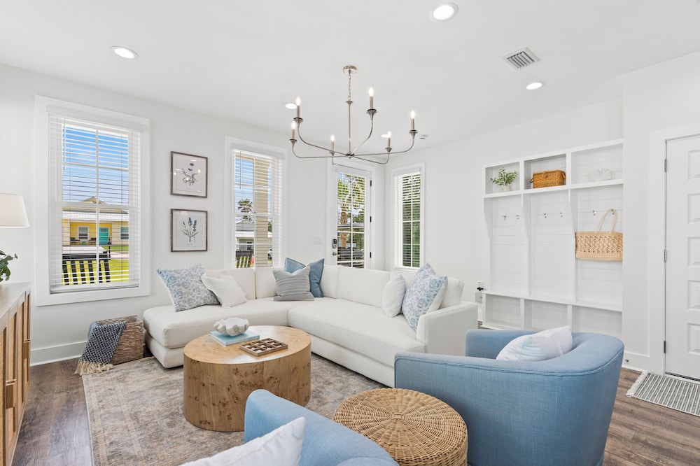 Spacious 6BR Beach Home Sleeps 15 Relax & Reconnect at Coastal Breeze