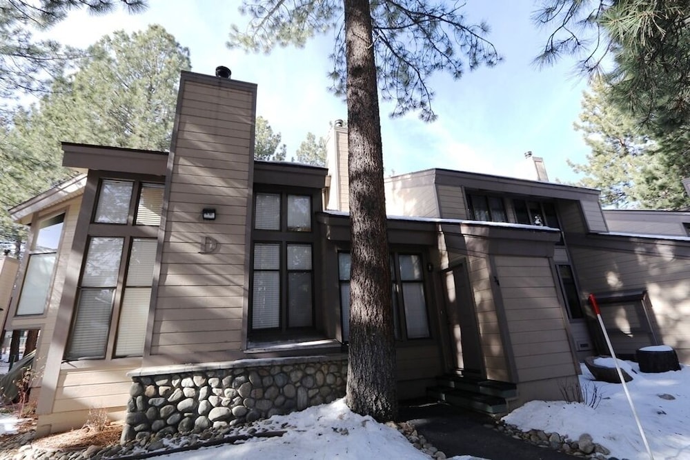 Hotel St. Moritz 34 Cozy Centrally Located Condo With Great Complex Amenities by RedAwning - Image 1