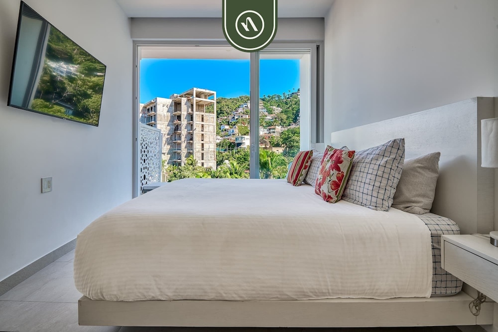 Oceanview Luxury Condo - Private Beach - Rooftpop