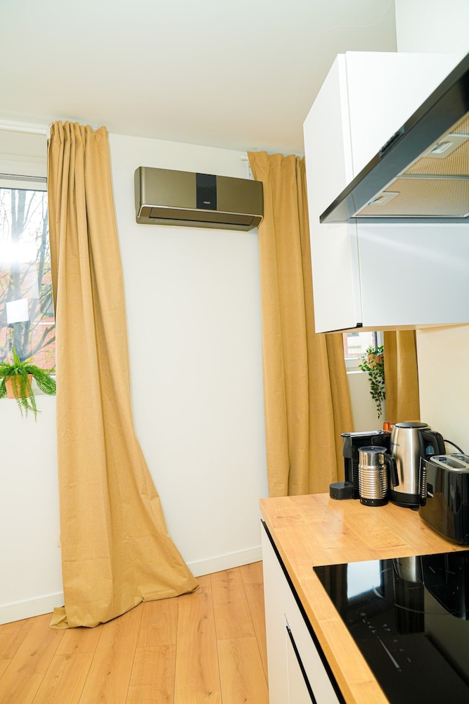 1BR Apt With Living Room Near CityArea