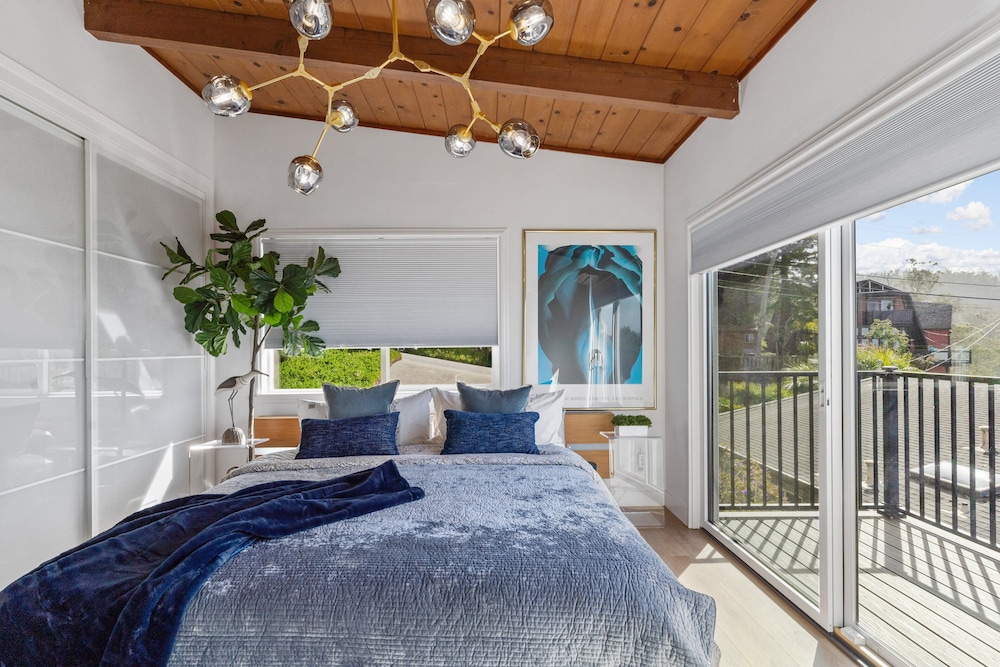 Serene Oceanview Escape With Expansive Deck 3 Bedroom Home