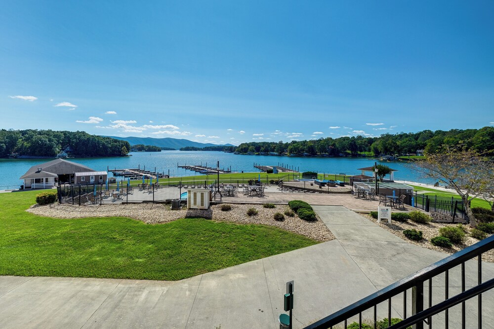 Pool & Lake Access: Mariners Landing Resort Studio