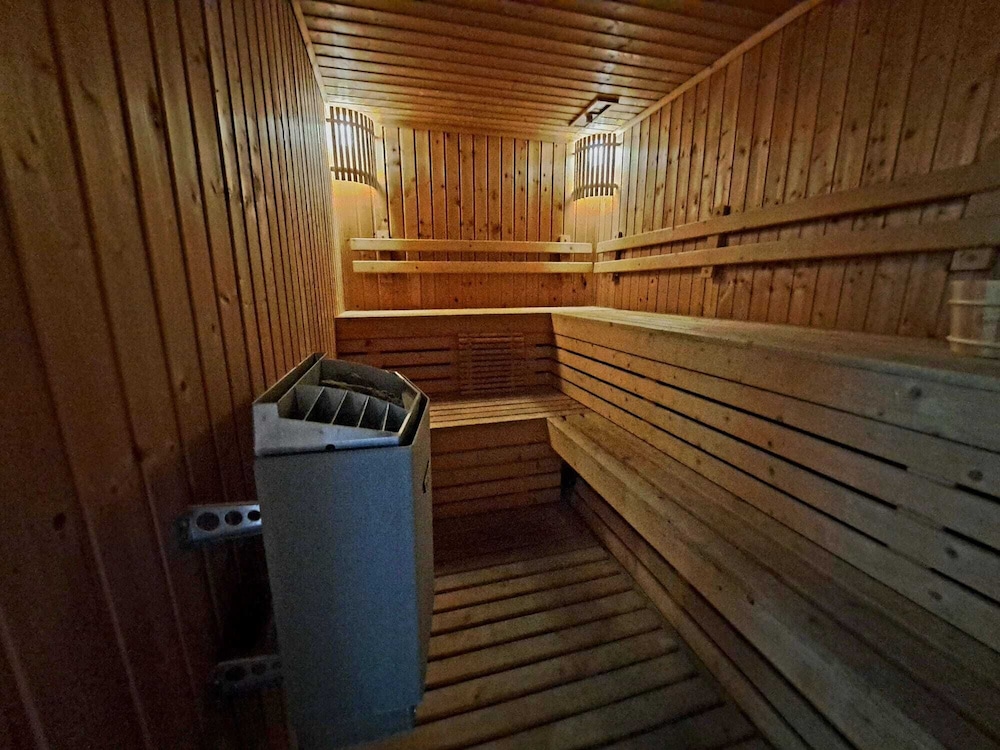 5A - 2 Bedroom Downtown Apartment With Shared Pool