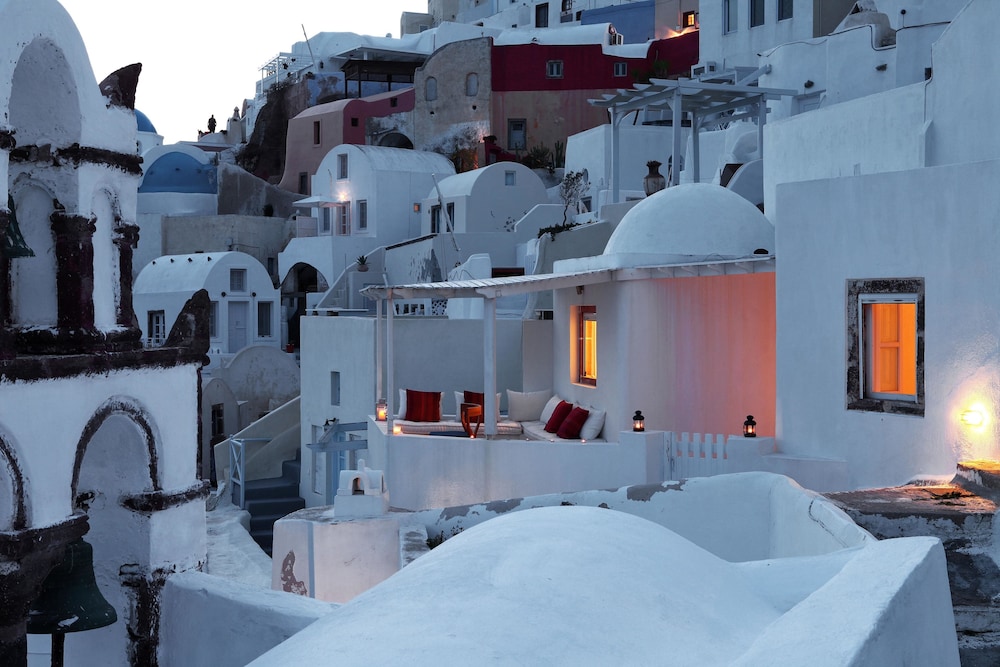 Menias Cave House