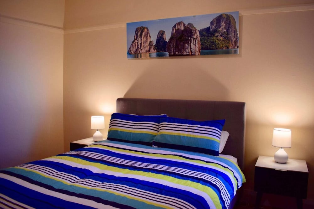 Comfortable 3 Bedroom Apartment In Trendy Haberfield view 4