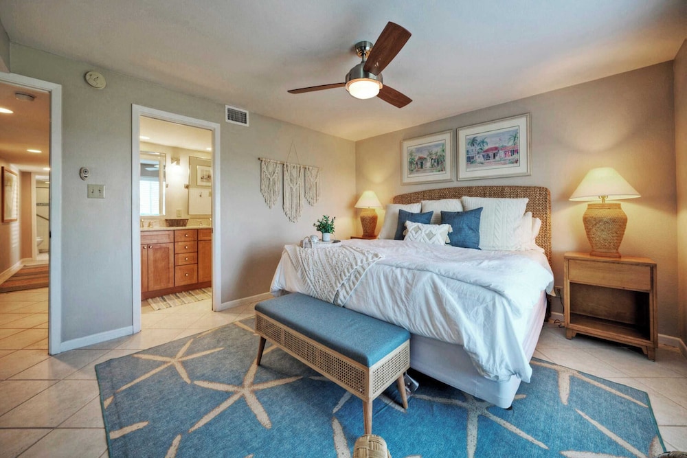 Sleeps 26 3 Island Retreat Condos w/ Beach Access, 2 Pools, Pickleball, Views