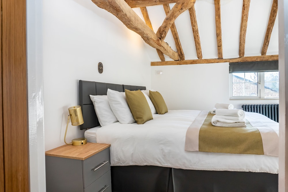 Stunning 4 Bed Sleeps 8 Cottage Parking view 5