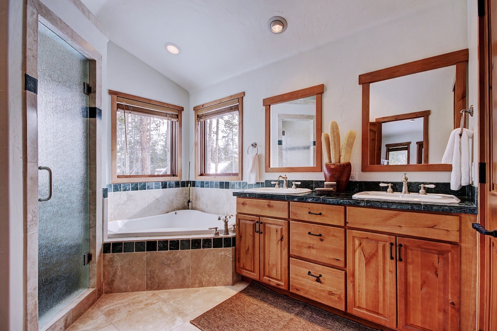 Pine Needle Lodge 5 Bedroom Home by RedAwning