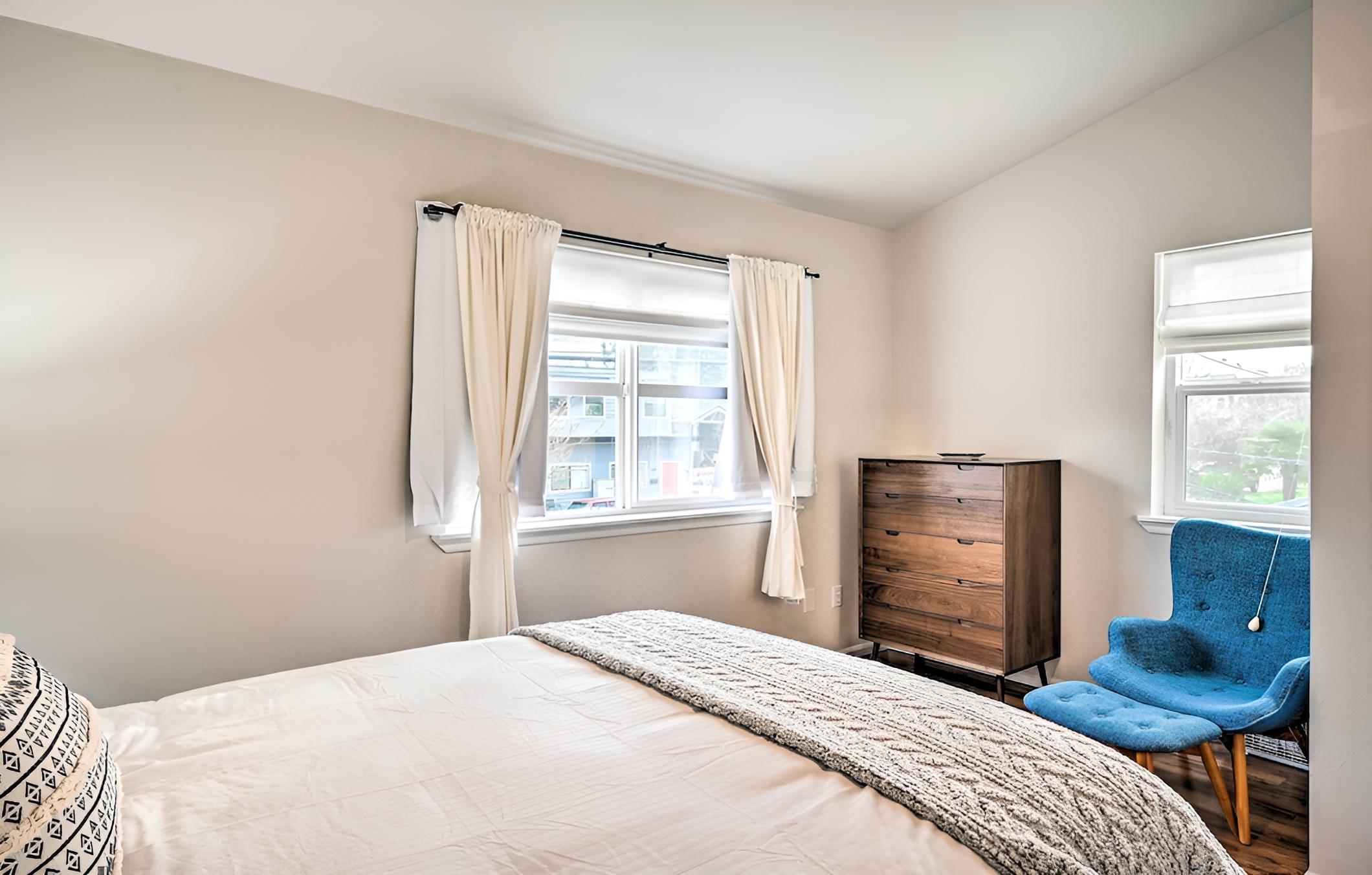Seattle Townhome, Walk to Golden Gardens Park view 5