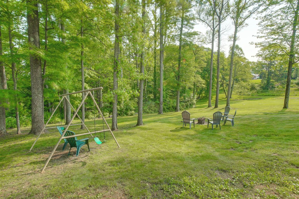 Hot Tub & Fire Pit: Rockbridge Getaway!
