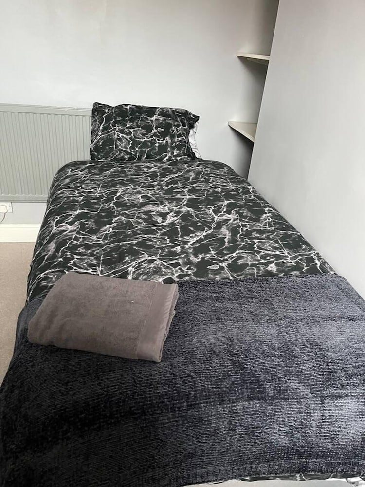 Lovely 2-bed House in Liverpool view 2