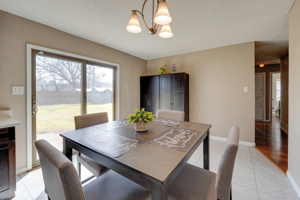 3 Mi to Dtwn Denton: Getaway w/ Furnished Patio!