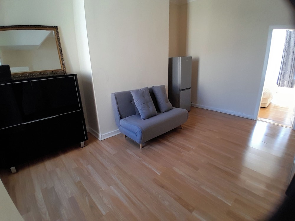 Blackpool - 1-bed Apartment - Sleeps 3 - Pets Allowed Smoking There is a Small Garden