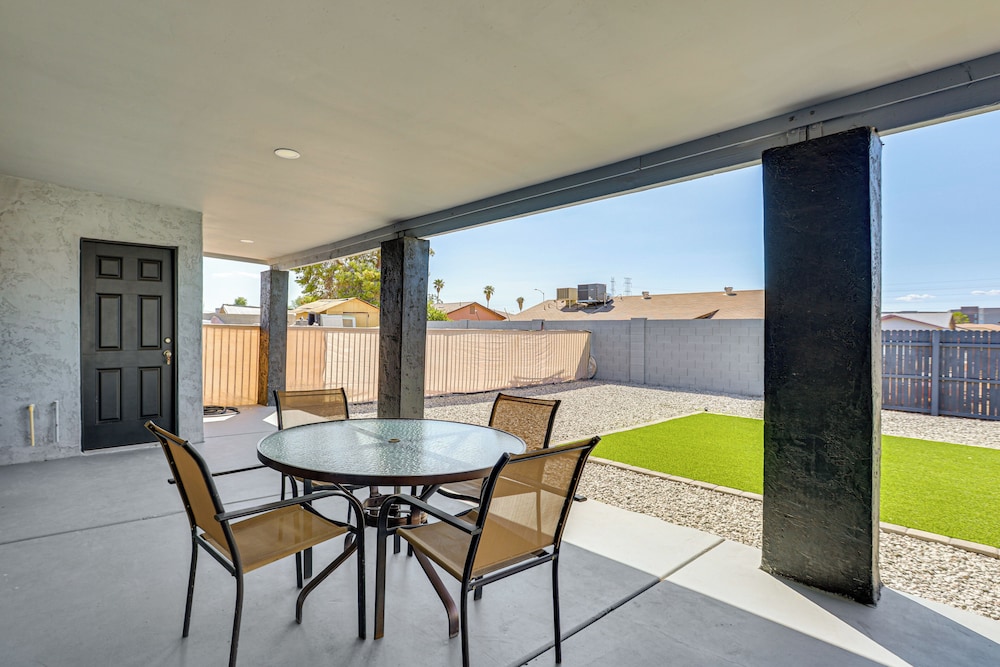 3 Mi to Desert Diamond Arena: Peoria Home w/ Yard!