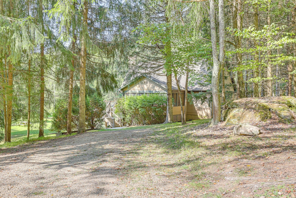 23 Mi to Mohican SP: Group-ready Lodge w/ Hot Tub
