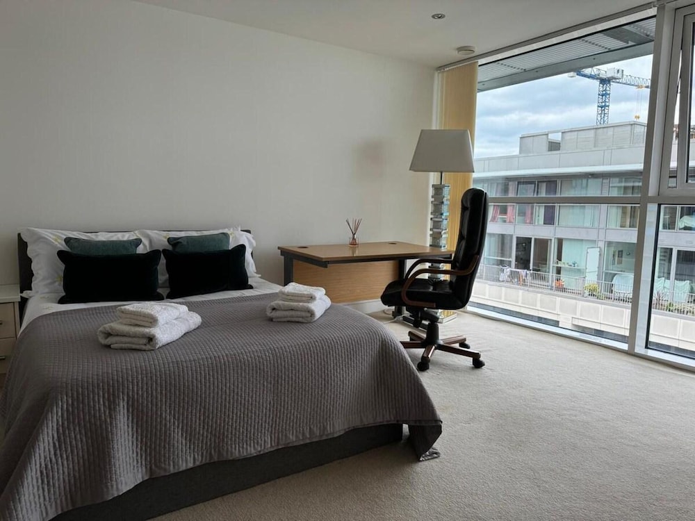 Royal Docks Luxury 3 Bedroom Apartment