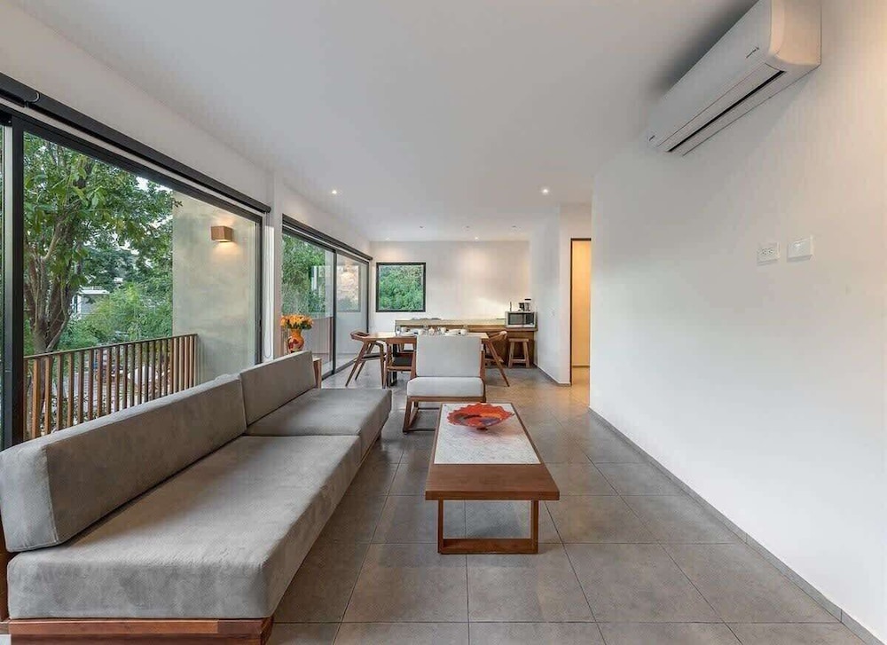 2 BR Great Located Natural Lightning