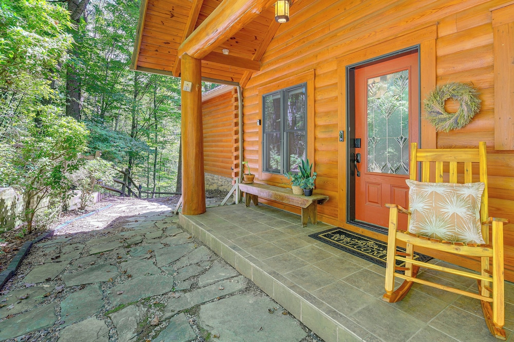 Near Boone-custom Built Cabin: 3 BR 3 BA W/hot Tub
