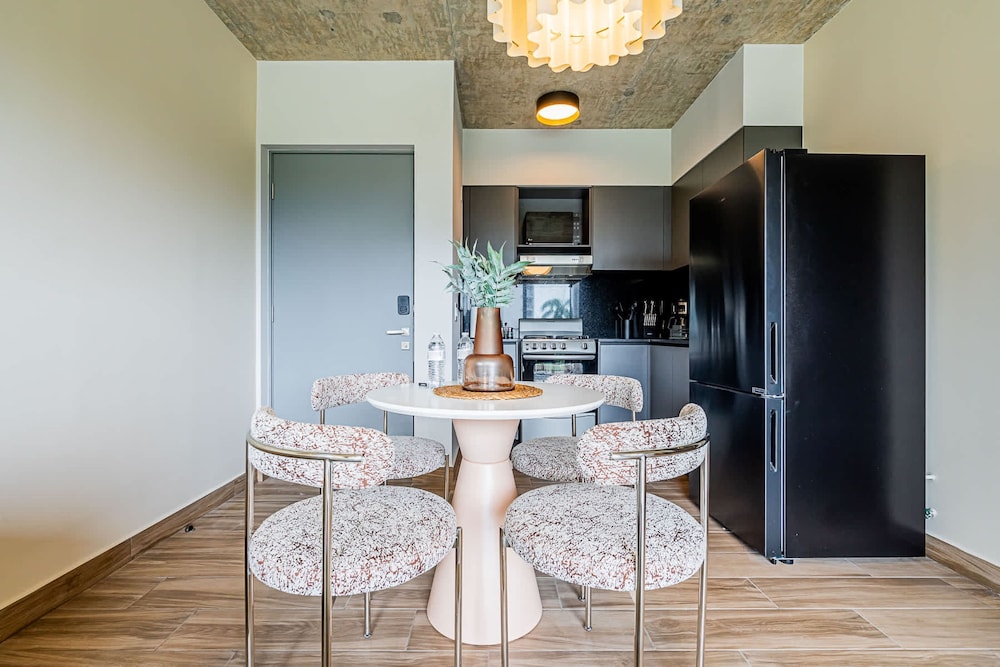 w Modern 2BR w Great Deco in Centriqo