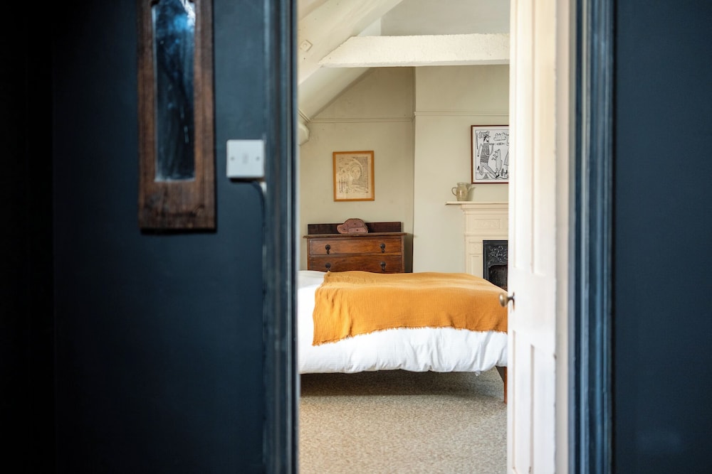 Stunning 8-Bedroom Home in Painswick