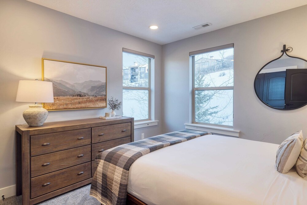 Abigail Drive Year-round Retreat w/ Hot Tub Near Trails + Historic Main St