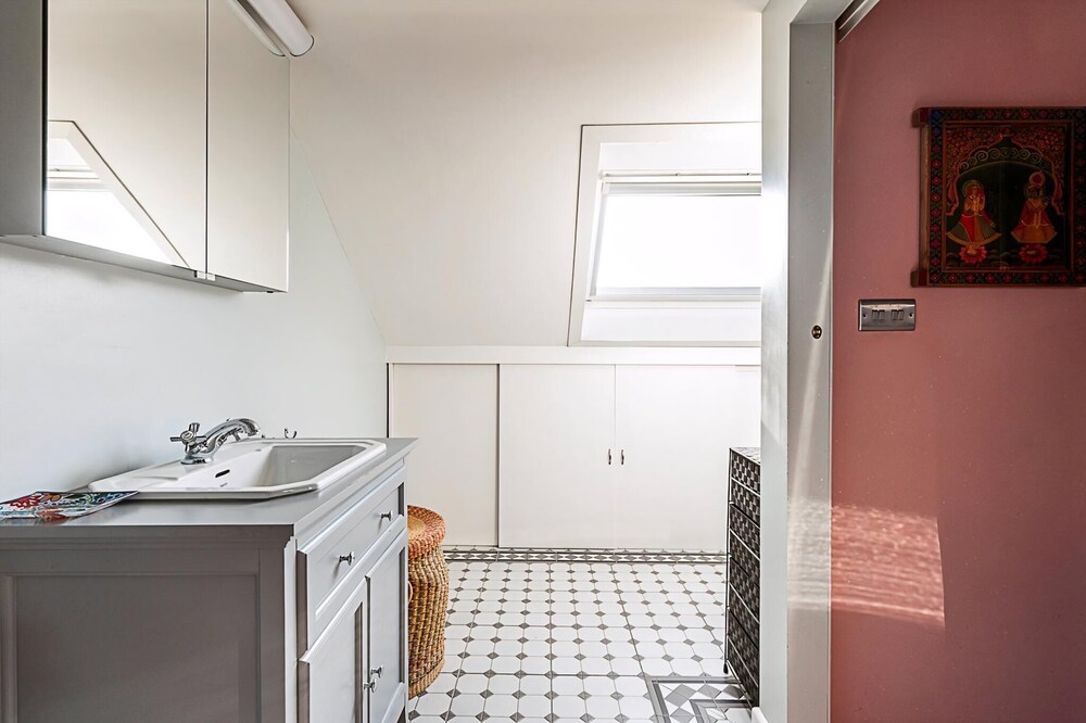 Stylish & Spacious 3-bed Home in Vibrant Bow