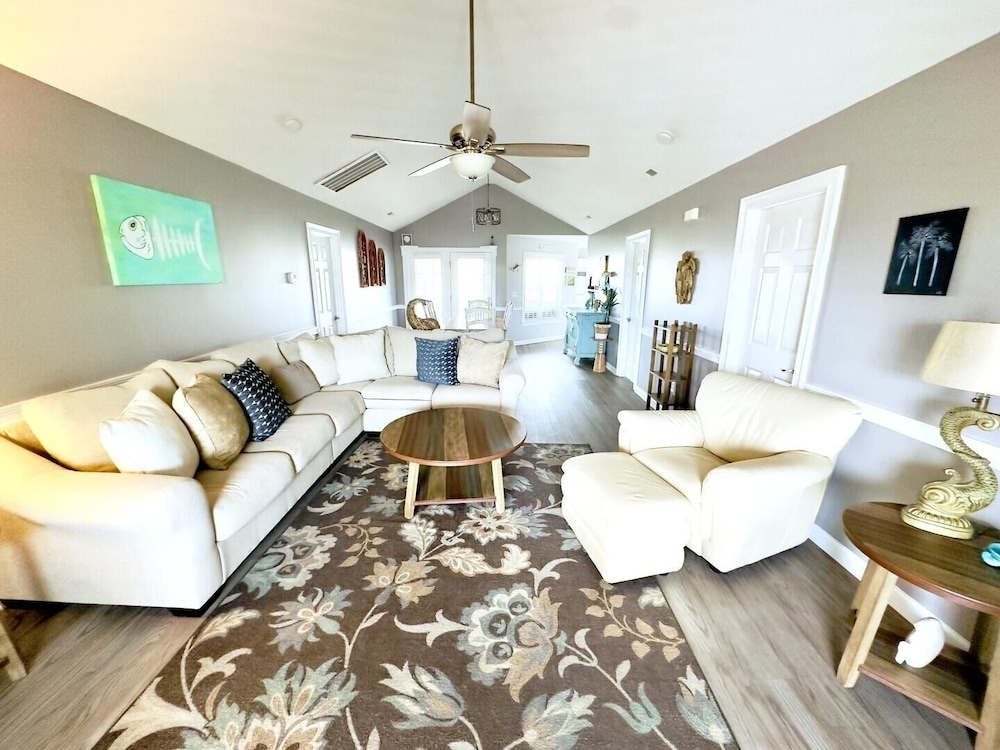 Casa De Verde 4 Bedroom Home by RedAwning view 2