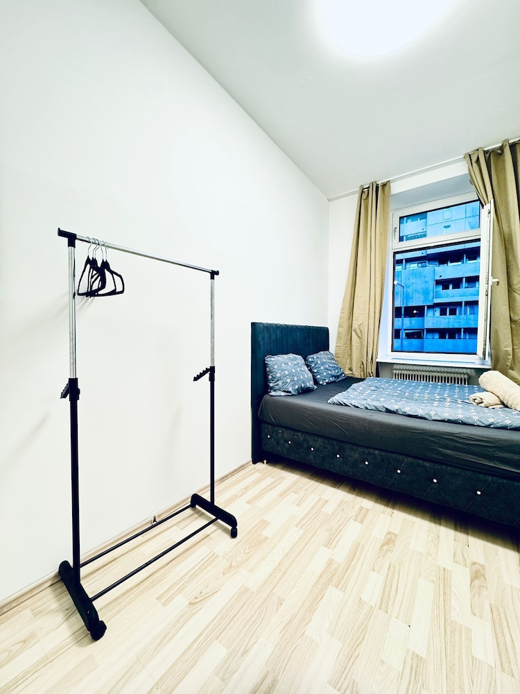 Simple 3BR Apartment for 6 FAC Platz