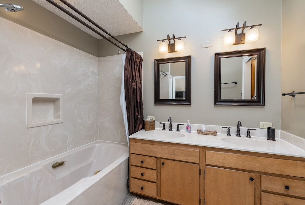 Cedar Upper Luxury Vacation At Windcliff 3 Bedroom Home by RedAwning - Property Image 11