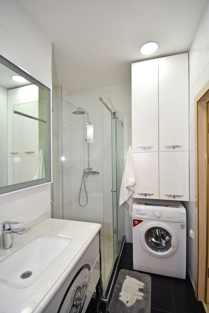 Apartments by Luxe Group AM422