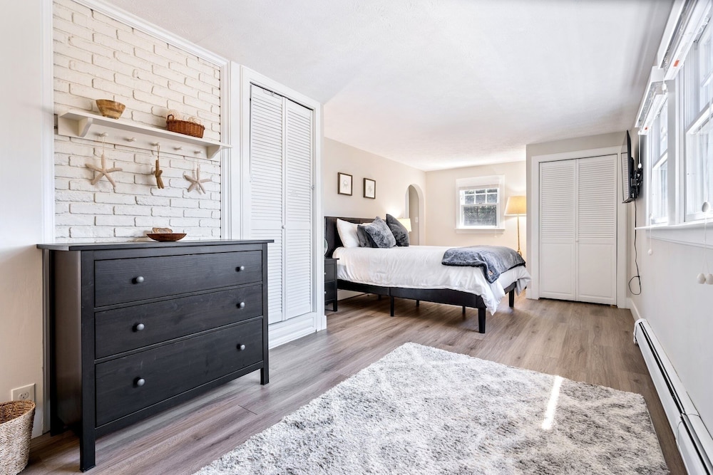 Beachwood Getaway Sleeps 10!