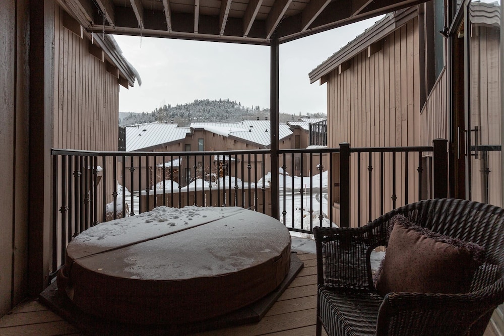 Pinnacle at Deer Valley Resort - Four Bedroom Condo with Hot Tub #1263 4 Condo