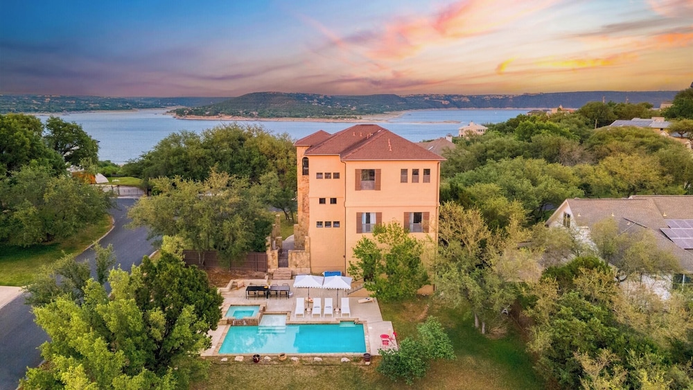 Hudson by Avantstay Magnificent Home w/ Beautiful Views, Multiple Living Areas, Pool & Games!