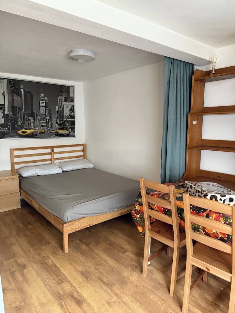 Serene Uxbridge Retreat With Central Heating & Free Parking