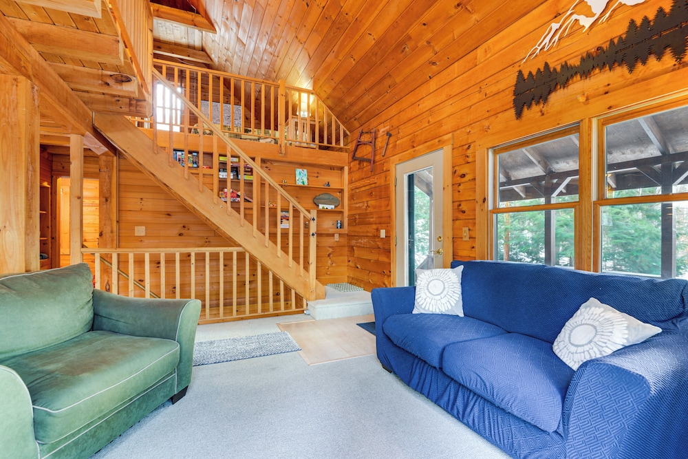 2 Mi to Boat Ramp: Log Cabin in New Hampshire