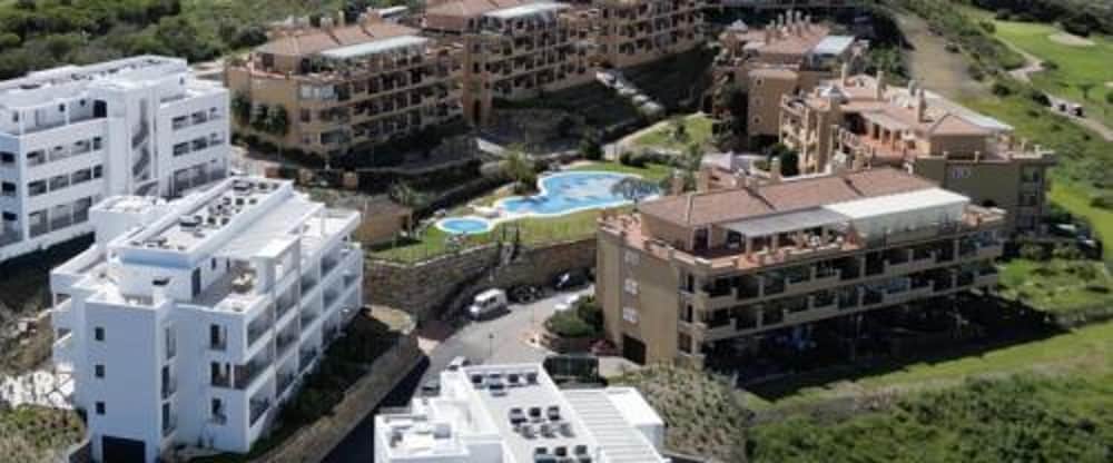 6 Guests - 3 Bedrooms - Private Garden - Pool