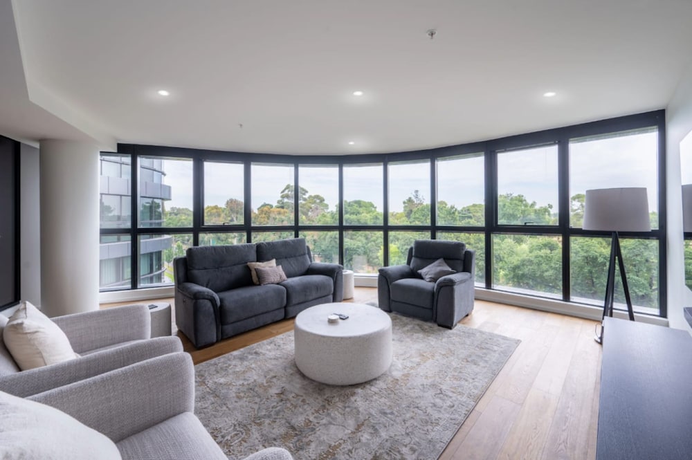 Luxury Melbourne With Albert Park Views - Image 4