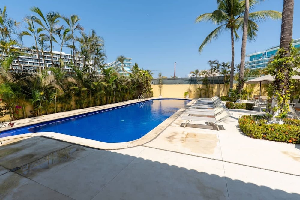 Sleeps 6 Views Beach 1 Block