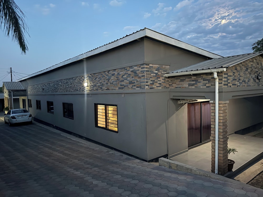 Spacious & Modern 3-bedroom Foxdale