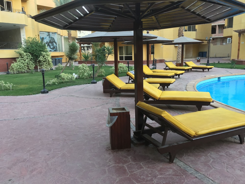 Pool View Apart At British Resort 1334